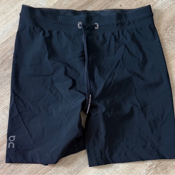 On Running Race tight half Women's Black Shorts - Picture 1 of 3